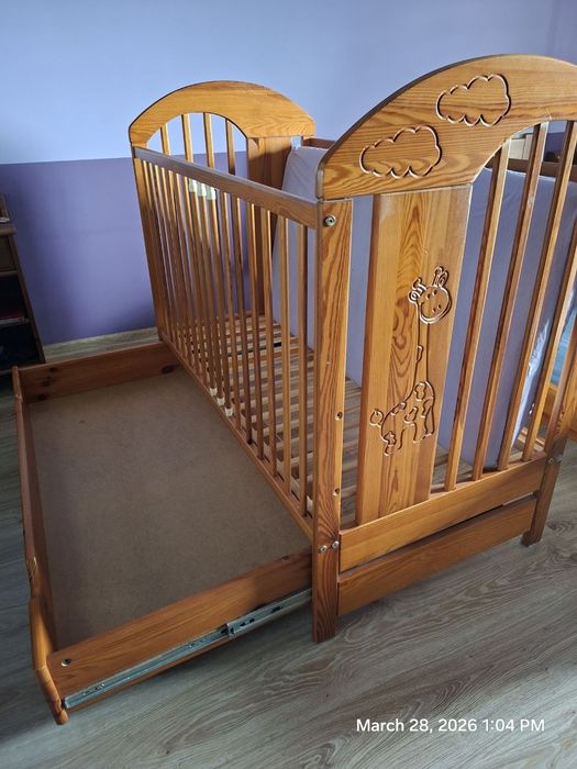 Łóżeczko drewniane z materacem