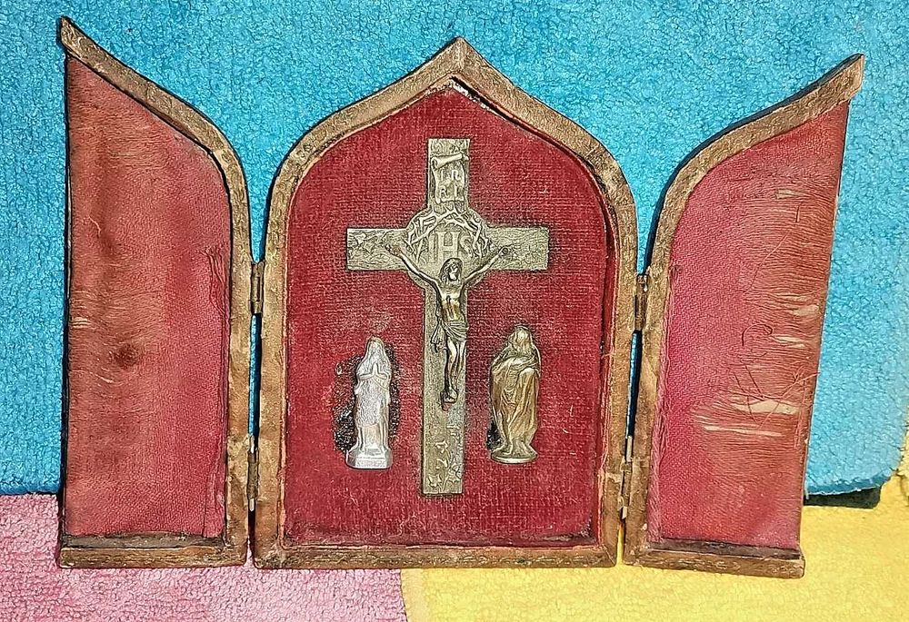 RARO tríptico madeira forrado a pele com crucifixo e santos em metal