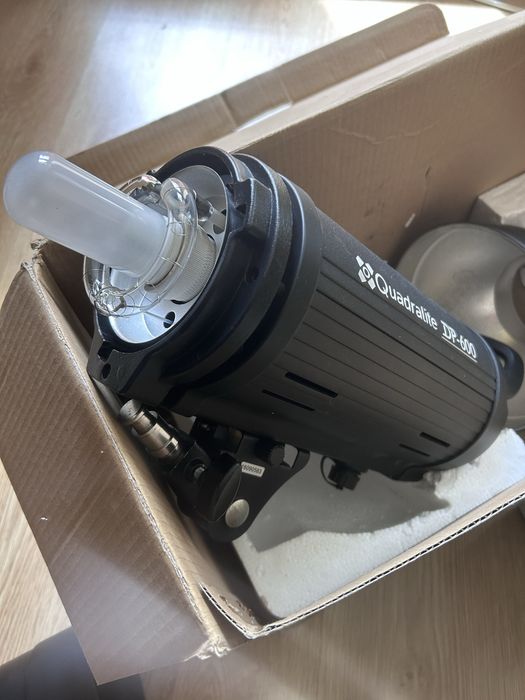 Lampa błyskowa Quadralite DP-600