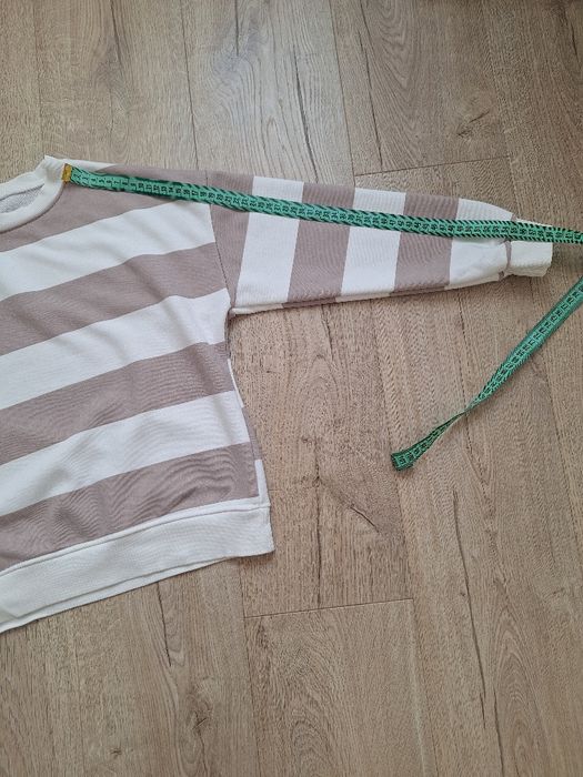 Трикотажные широкие штаны и свитшот.