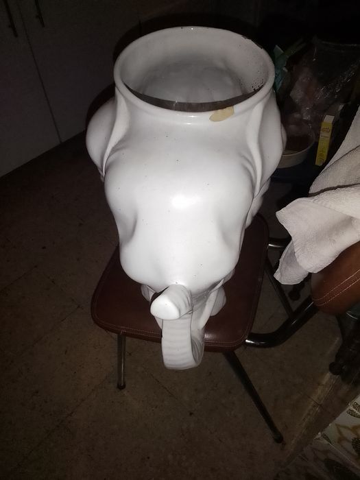 Vaso//Elefante em Louça branca