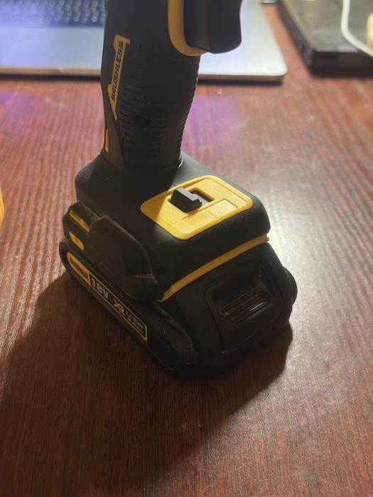Komplect/zestaw Dewalt DCF845 + Bateria 2Ah + ladowarka