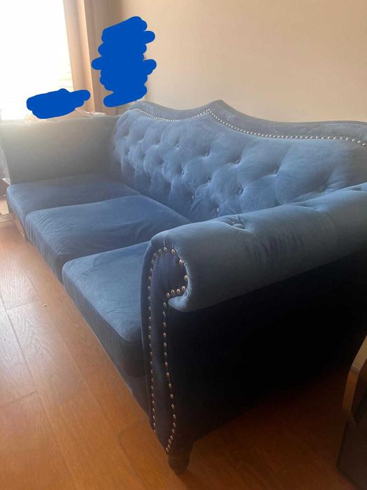 Sofá azul de veludo com três lugares