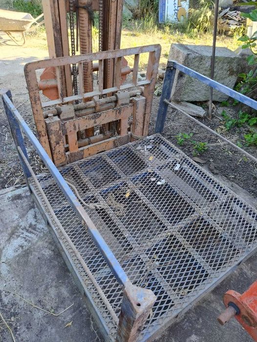Empilhador para Trator com caixa metálica