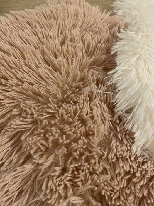 Poszewki pluszowe biała i różowa na zamek