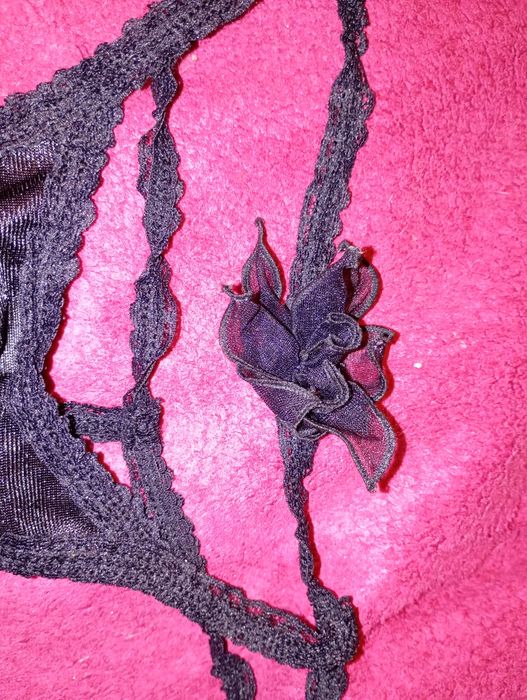 Stringi Lingerie nowe czarne r. S/M z różą z przodu.