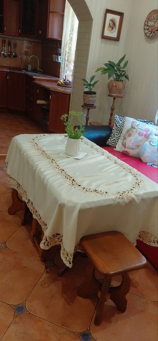 Оренда будинку поблизу центру міста 4 кімнати, є парковка на два автомобіля.