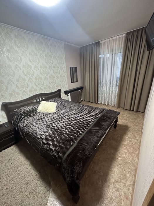 Велика 2 кімнатна квартира ( центр)  . Приймаємо компанї на свята !