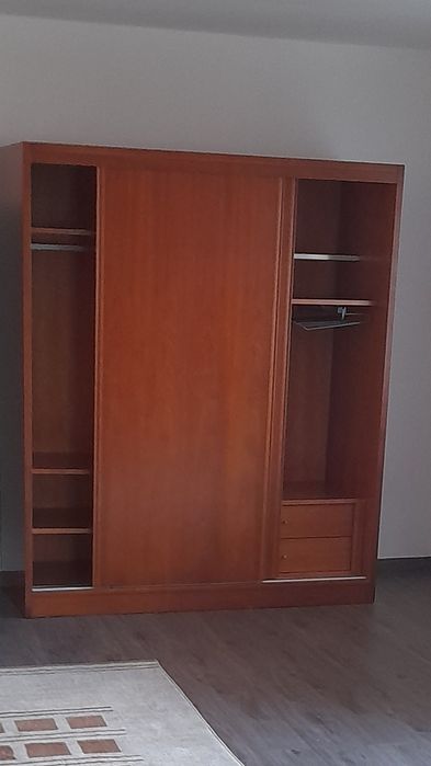 Roupeiro de excelente qualidade com 2 gavetas incorporadas