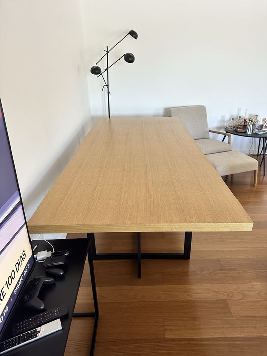 Mesa de sala de jantar em madeira (10 lugares)