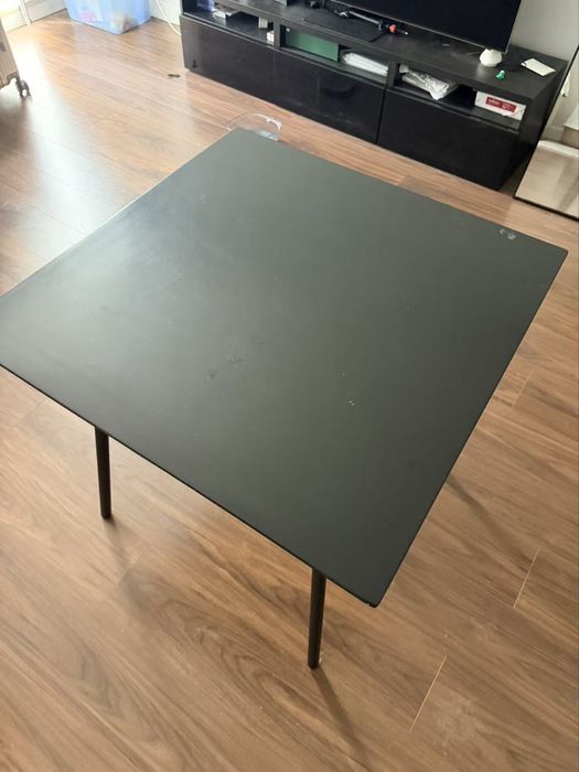 Mesa usada em bom estado para venda.