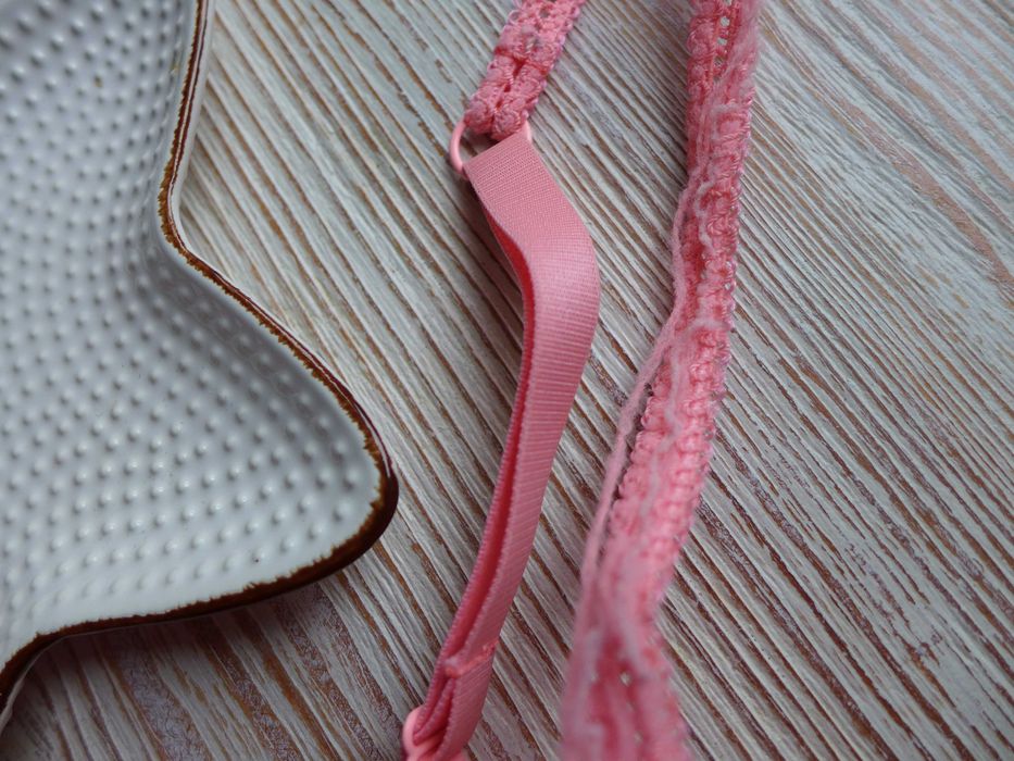 Romantyczny i wygodny biustonosz stanik 75B 75C markowy HUNKEMOLLER