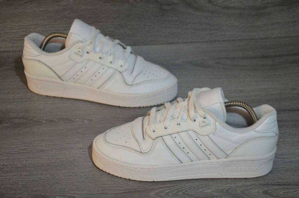 Продам кросівки шкіряні Фірма Adidas Rivalry.