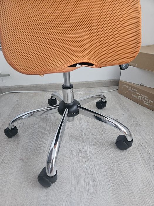 Офісне крісло з регулюванням висоти сидіння