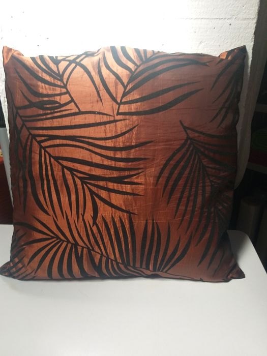 1 Almofada castanha decorativa com dupla face