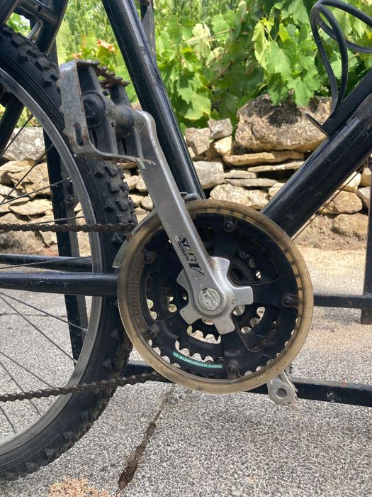 Bicicleta boa que precisa de manutenção.