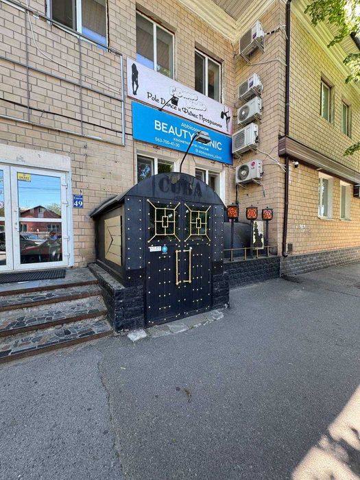 Повністю укомплектоване кафе з усім необхідним обладнанням