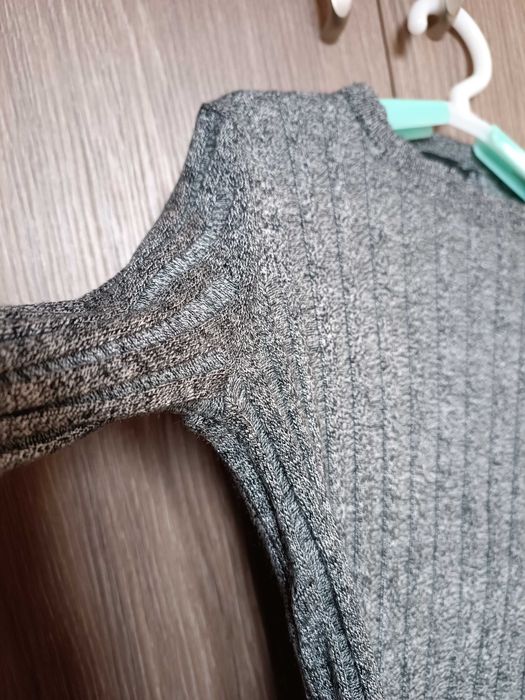 Krótki szary sweter