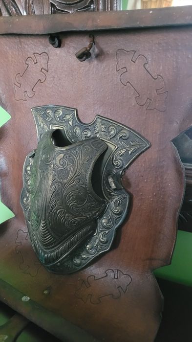 Panoplia z tarczą pancerzem i dwóch skrzyżowanych mieczy