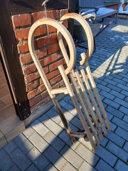 Drewniane ozdobne sanki