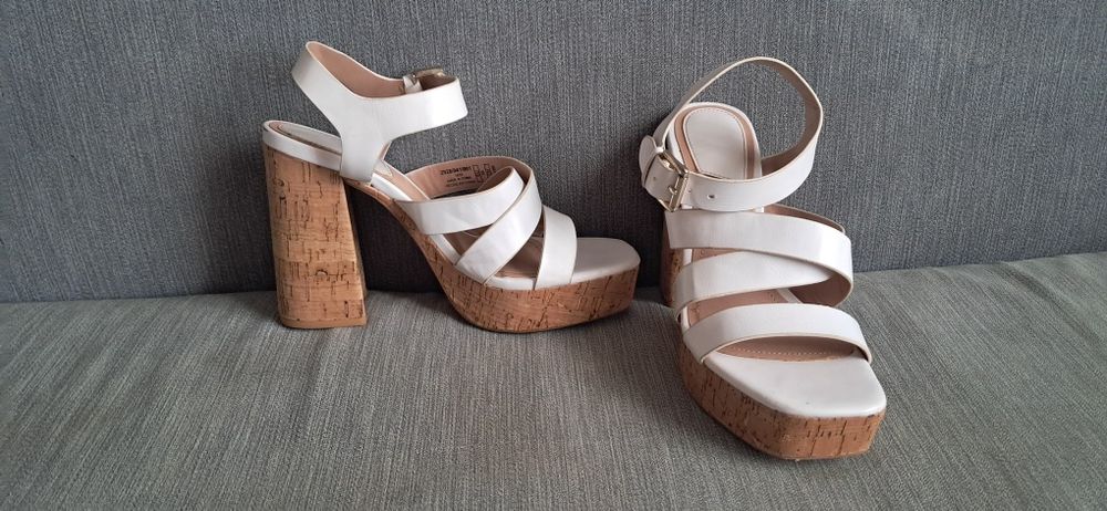 Босоніжки на каблуку/платформі Stradivarius. Босоножки белые