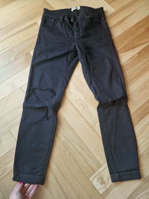 Czarne spodnie rurki z dziurami. STRADIVARIUSRozm. S