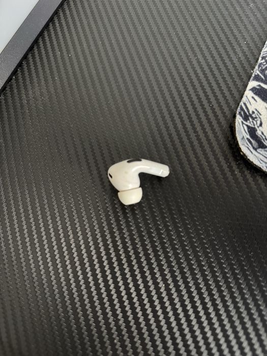 Лівий навушник AirPods