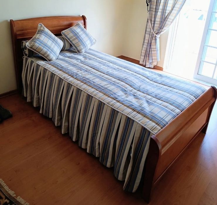 Cama de Cerejeira com colchão e estrado de solteiro