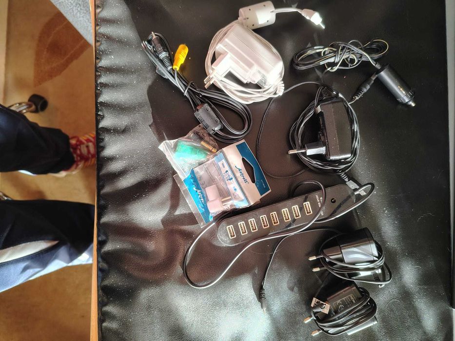 Cabos, carregadores e outro acessórios aleatórios