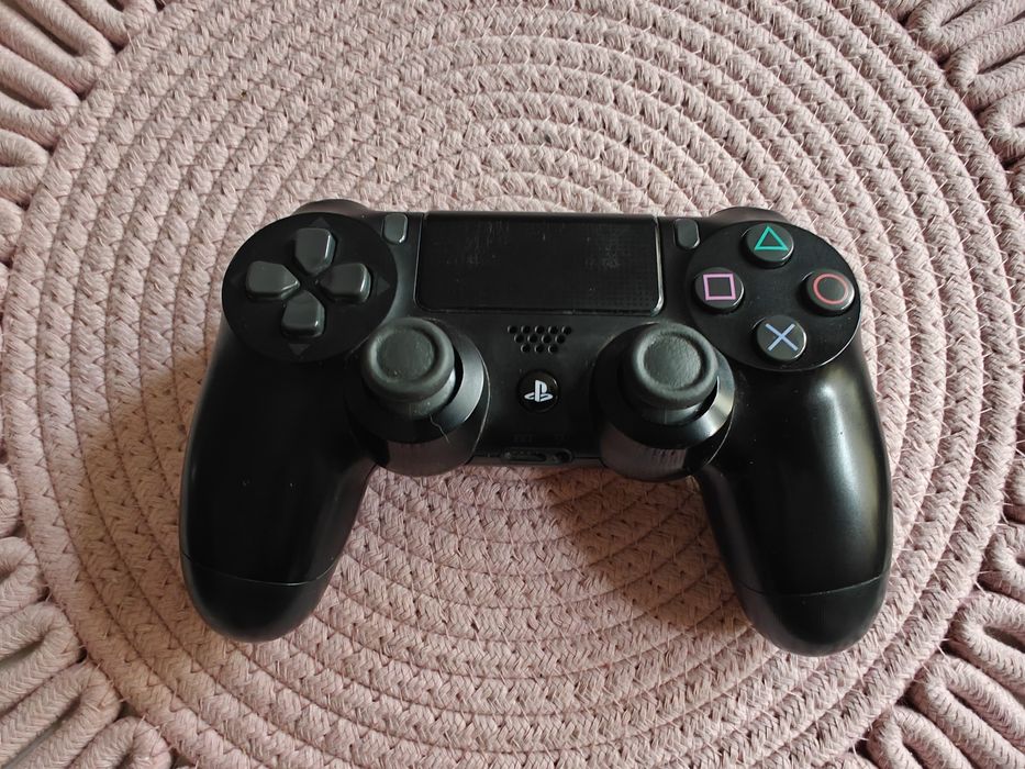PS4 Slim + 2 pady