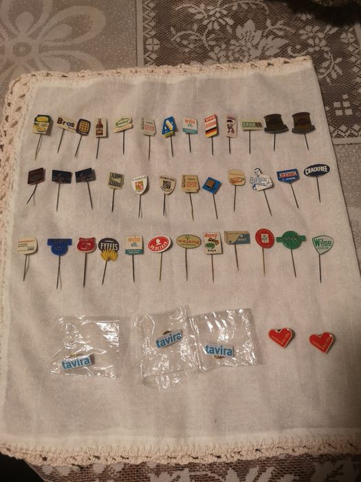 Pins e crachás variados
