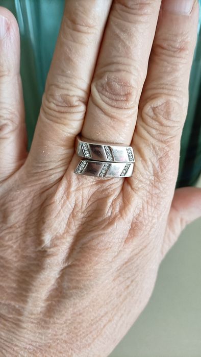 Anel de prata com contraste.