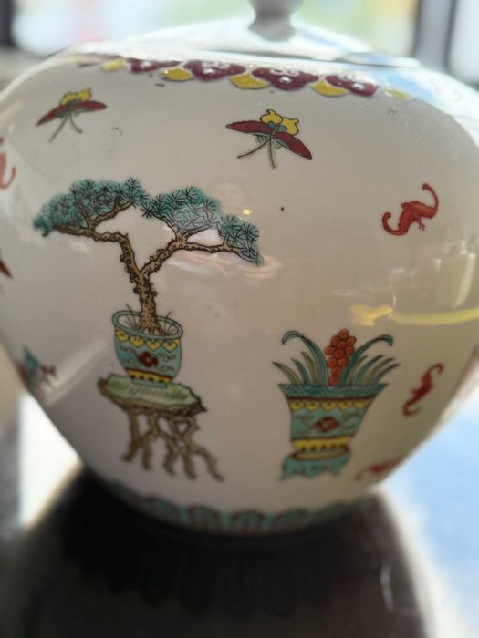 Jarro chinês com tampa em porcelana