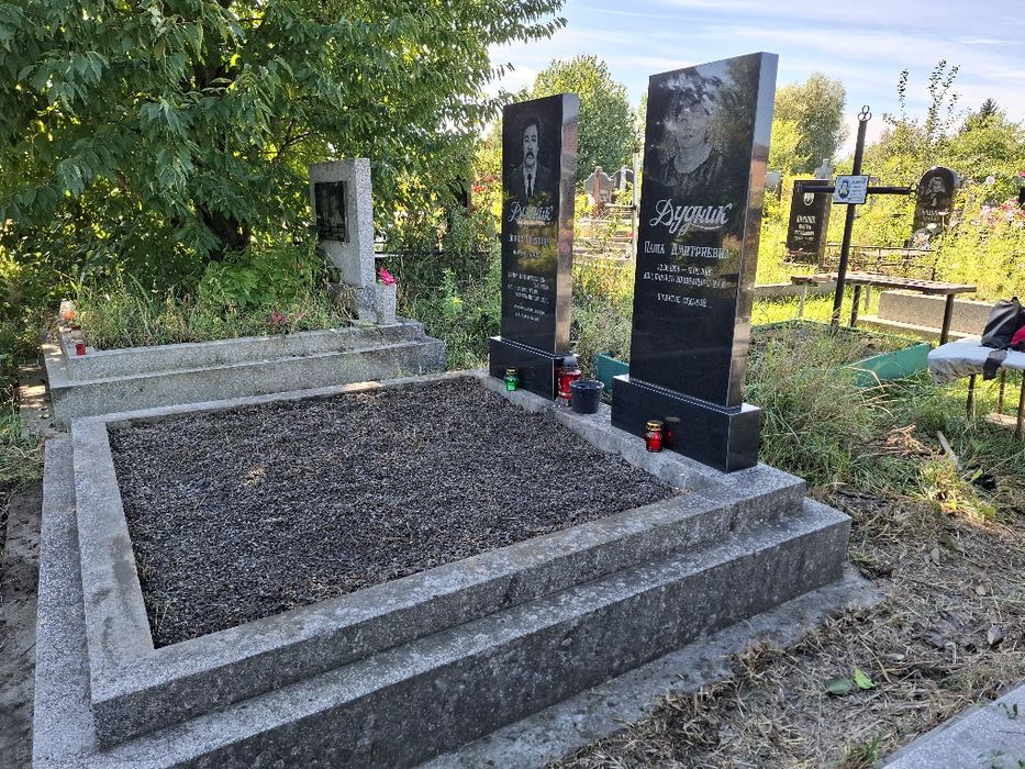 Прибирання на кладовищі,  на могилах