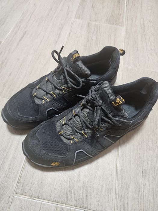Продаю оригінальні трекінгові кросівки Jack Wolfskin розмір 44,5 стан хороший
Розмір 44,5