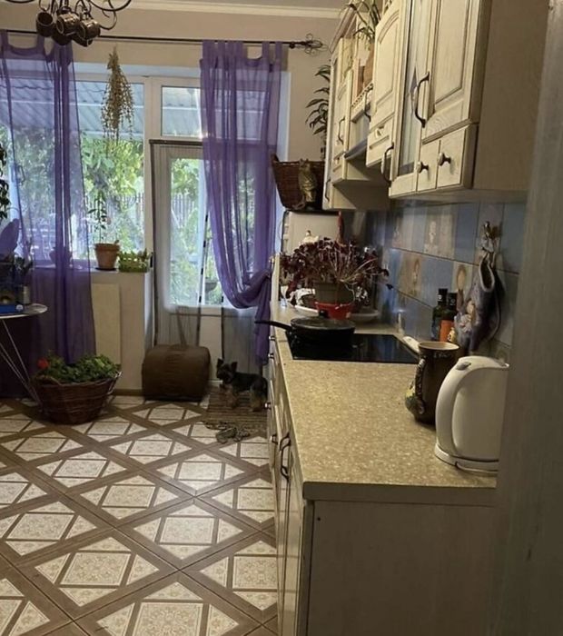 Дом новой постройки в застроенном месте