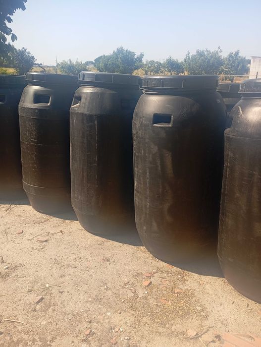 Bidons de plástico 300L e 240 L