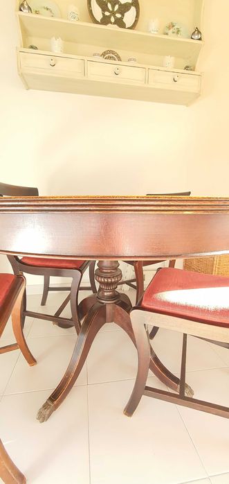 Conjunto mesa e cadeiras