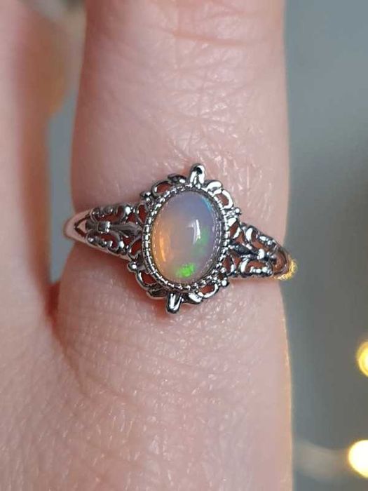 Anel com opala preciosa multicolor da Etiópia, ajustável
