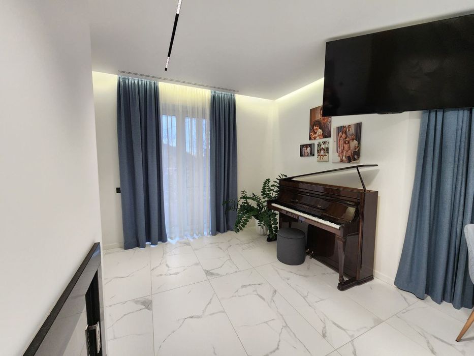 Продається сучасний будинок поблизу міста!