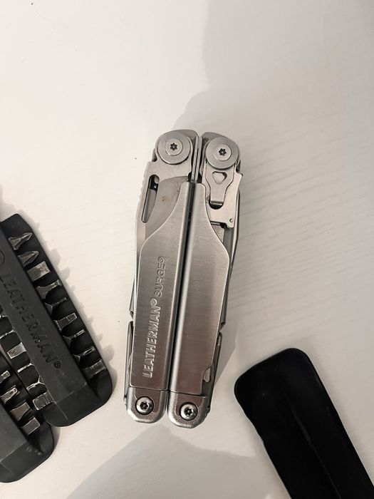 Multitool Leathermann Surge z dodatkami