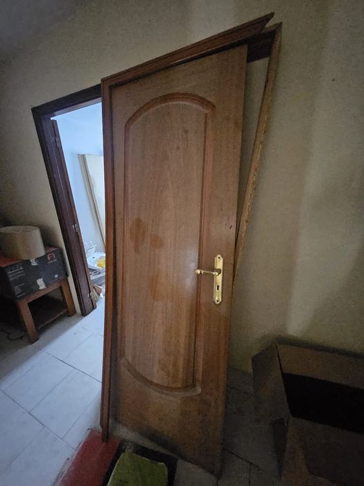 Portas e arco de madeira e uma com vidro