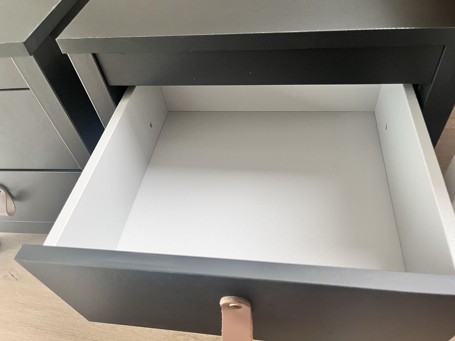 Czarne matowe szafki nocne