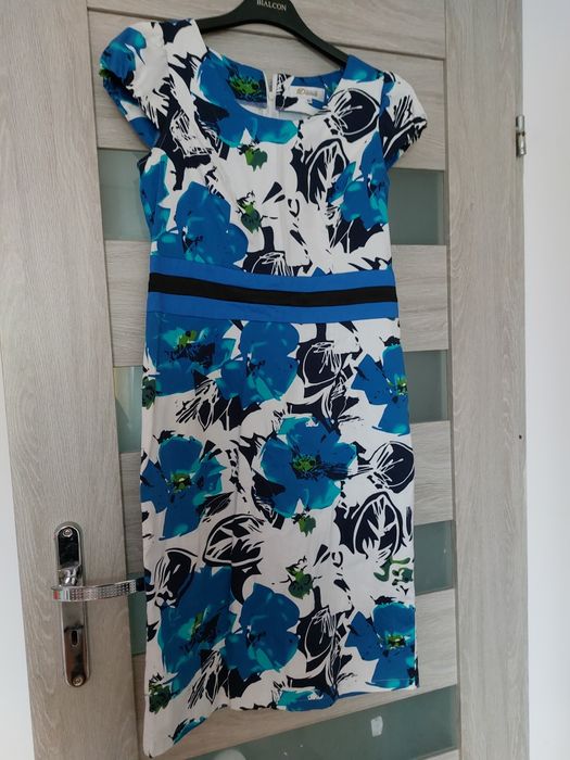 Sukienka w niebieskie kwiaty