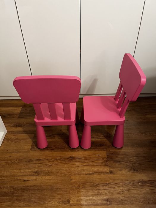 Mamut i krzesła (ikea)