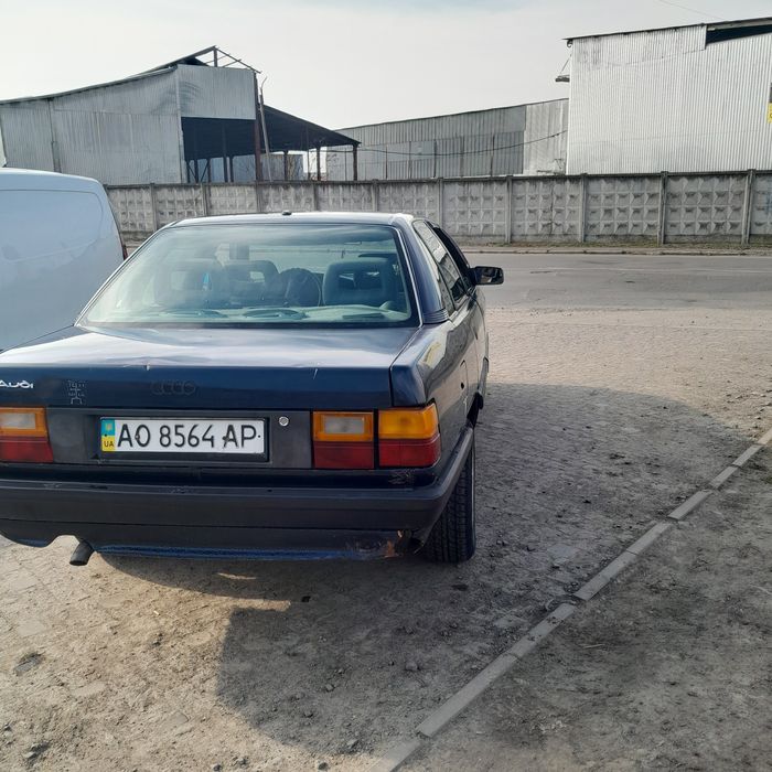 Автомобіль ауді 100