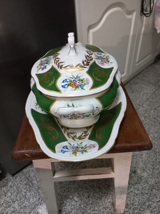 Conjunto de terrina e prato decorativos, pintado à mão