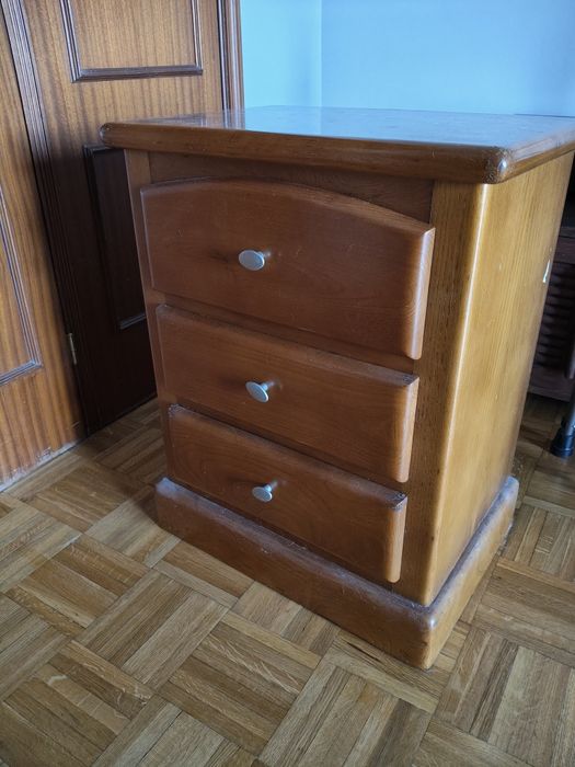 Cómoda e mesa de cabeceira