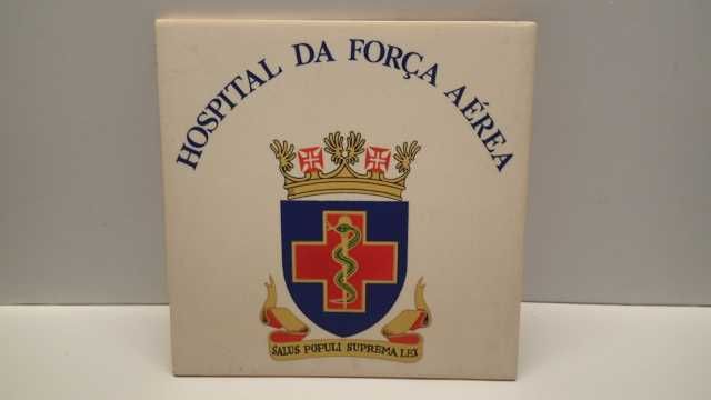 Azulejo com brasão do Hospital da Força Aérea