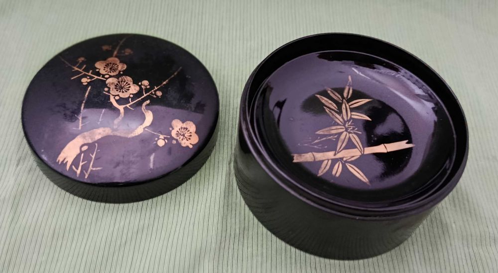 Caixa lacada japonesa com bases, peças antigas